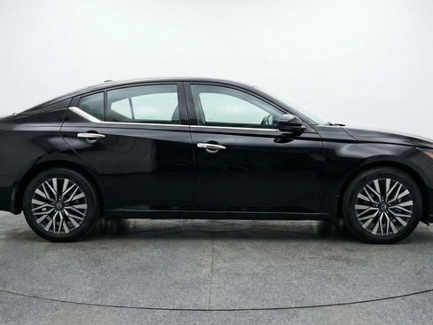 Used 2025 Nissan Altima 2.5 SV FWD image 9