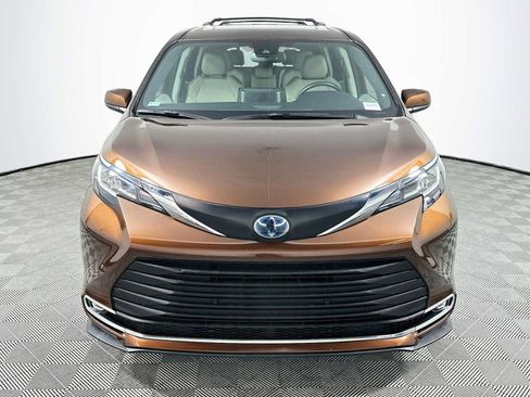 Used 2023 Toyota Sienna XLE FWD image 2
