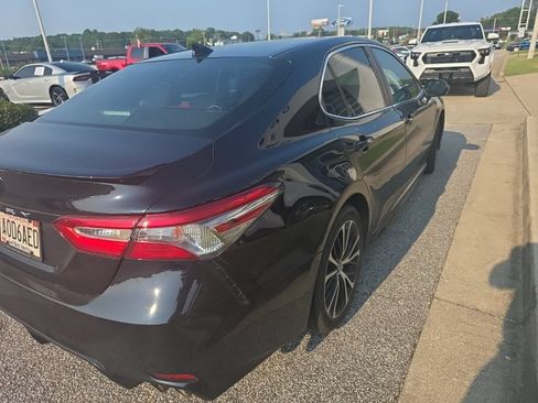 Used 2019 Toyota Camry SE FWD image 11