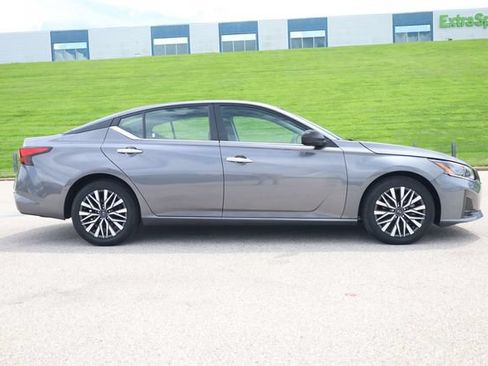 Used 2025 Nissan Altima 2.5 SV FWD image 3