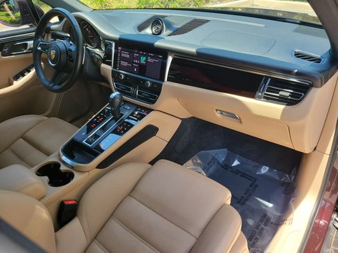 Certified 2023 Porsche Macan AWD/4WD image 11