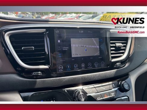 Used 2018 Chrysler Pacifica Touring-L FWD image 23