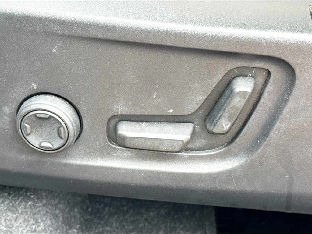 Used 2023 Volvo XC40 B5 Plus AWD/4WD image 24