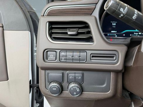 Used 2024 Chevrolet Suburban LT RWD image 20