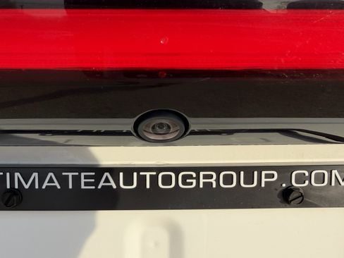 Used 2023 Chrysler Pacifica Touring-L image 7