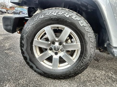 Used 2017 Jeep Wrangler Unlimited Sahara w/ Connectivity Group image 18