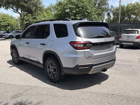 Used 2024 Honda Pilot TrailSport image 5