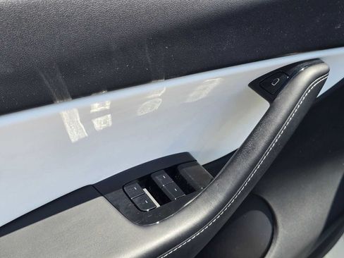 Used 2021 Tesla Model Y Long Range AWD/4WD image 23