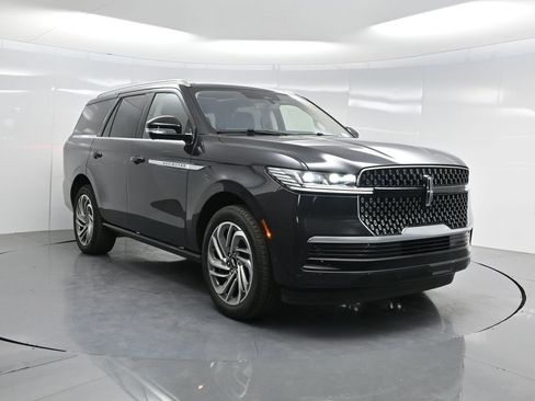 Used 2025 Lincoln Navigator Reserve image 61