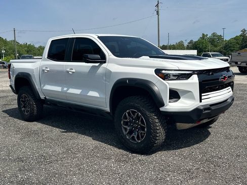 Used 2024 Chevrolet Colorado ZR2 w/ Technology Package AWD/4WD image 4