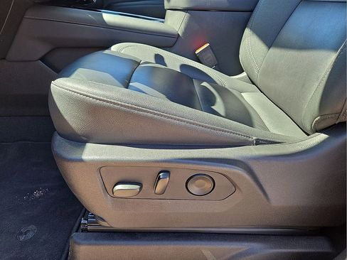 Used 2025 Chevrolet Suburban Z71 image 26