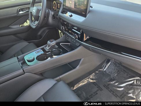 Used 2025 Nissan Rogue SL AWD/4WD image 29