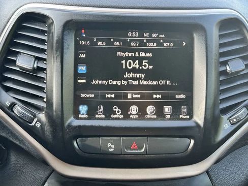 Used 2017 Jeep Cherokee Latitude w/ Safety/Convenience Group AWD/4WD image 21
