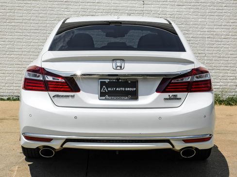 Used 2016 Honda Accord Touring image 9