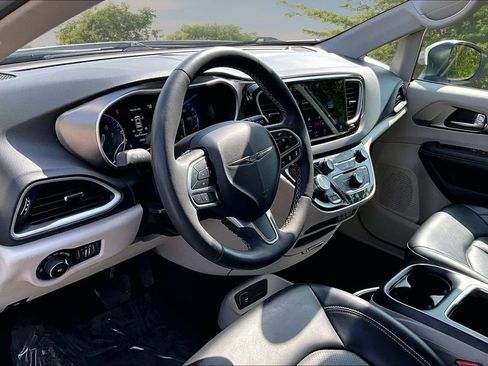 Used 2023 Chrysler Pacifica Touring-L FWD image 13