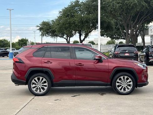 Used 2020 Toyota RAV4 XLE Premium FWD image 3