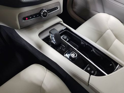 Certified 2024 Volvo XC90 T8 Plus AWD/4WD image 33