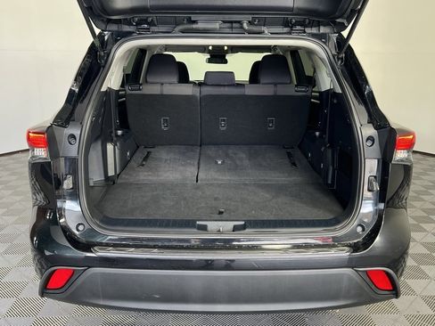 Used 2024 Toyota Highlander LE image 8
