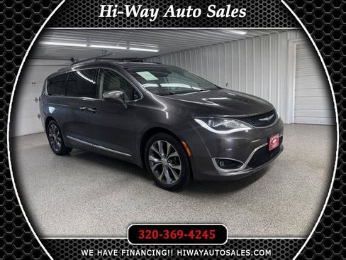 Used 2017 Chrysler Pacifica Limited FWD image 1