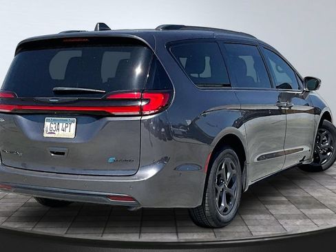 Used 2021 Chrysler Pacifica Limited w/ Uconnect Theater Family Group FWD image 20