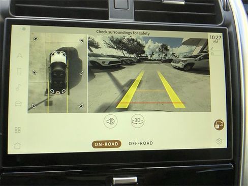 Used 2024 Land Rover Discovery S image 9