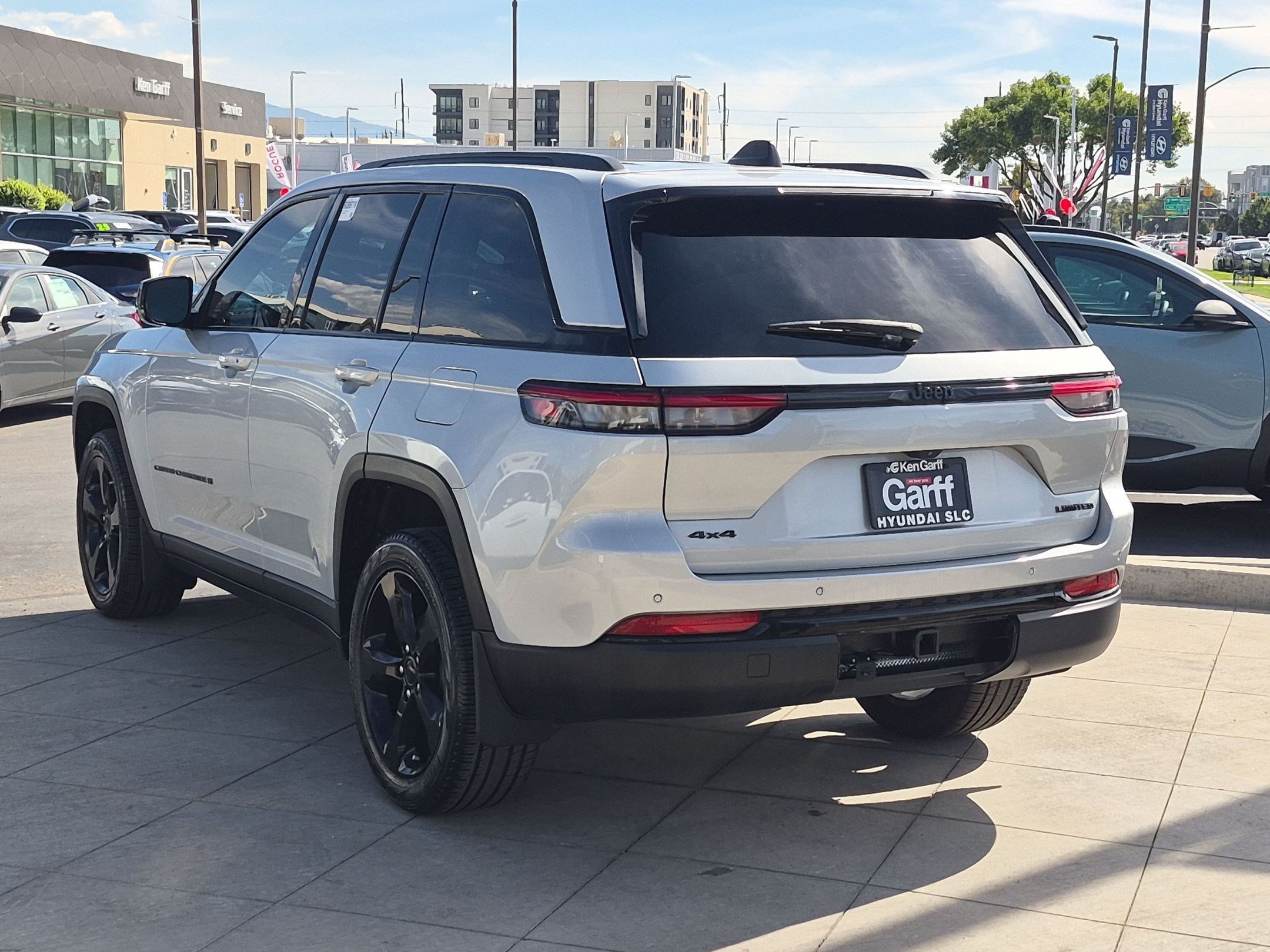 Used 2024 Jeep Grand Cherokee Limited w/ Black Appearance Package AWD/4WD image 7
