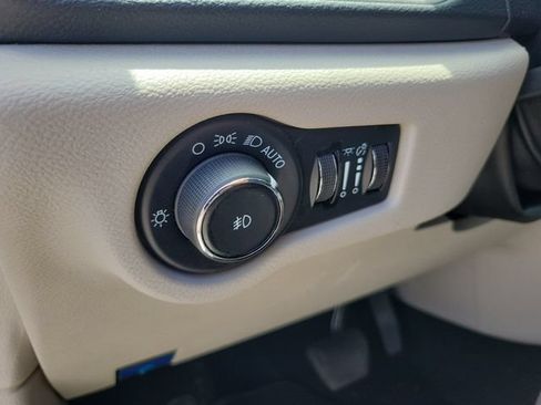 Used 2023 Chrysler Pacifica Touring-L FWD image 20