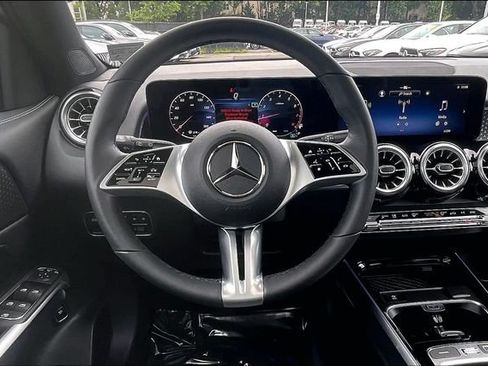 Used 2026 Mercedes-Benz GLB 250 4MATIC image 4