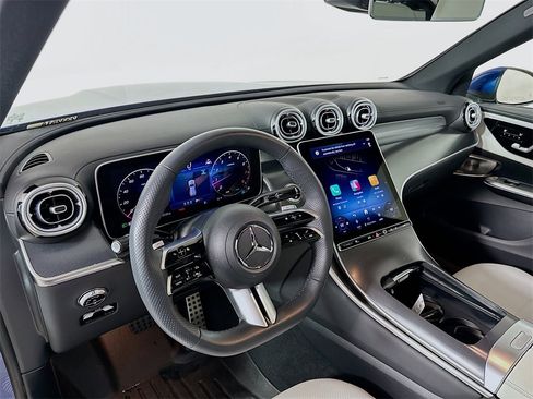 Used 2025 Mercedes-Benz GLC 300 4MATIC image 10