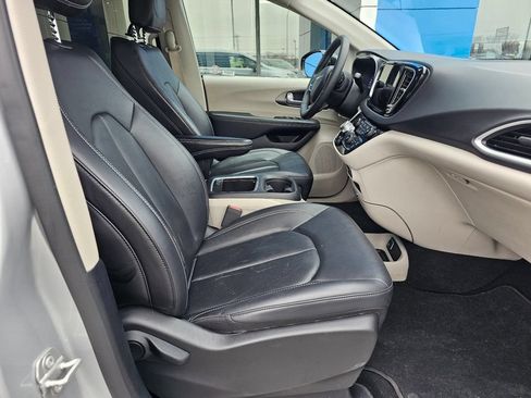Used 2024 Chrysler Pacifica Touring-L FWD image 10