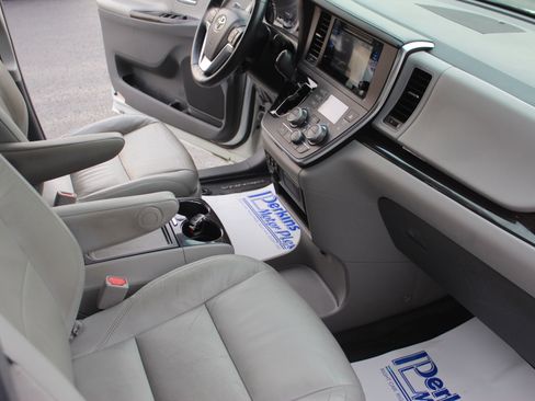 Used 2017 Toyota Sienna XLE w/ XLE Navigation Package FWD image 27