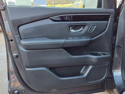 Certified 2025 Honda Pilot Touring image 14