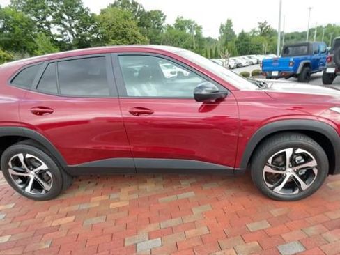 Used 2024 Chevrolet Trax RS FWD image 2