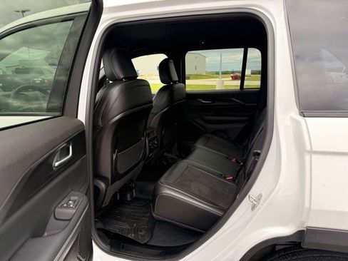 Used 2023 Jeep Grand Cherokee Altitude AWD/4WD image 8
