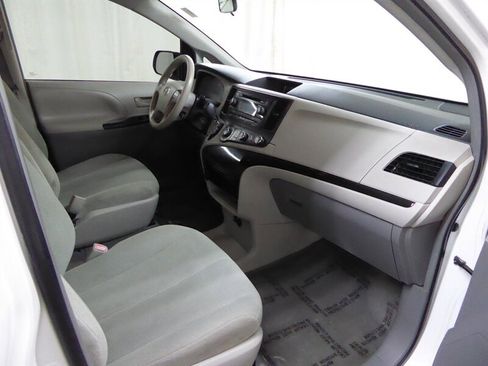 Used 2013 Toyota Sienna L image 19