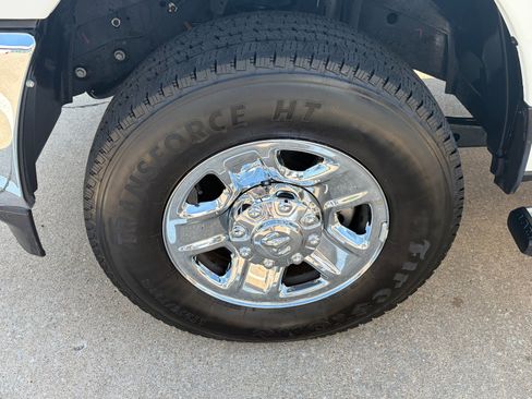 Used 2024 RAM 2500 Tradesman w/ Chrome Appearance Group AWD/4WD image 4