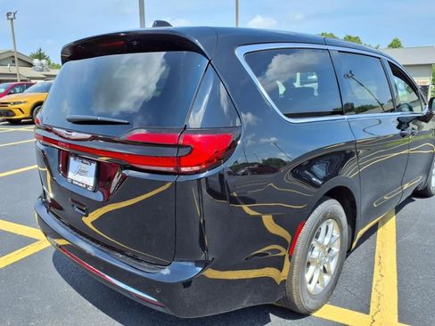 New 2026 Chrysler Pacifica Select image 5