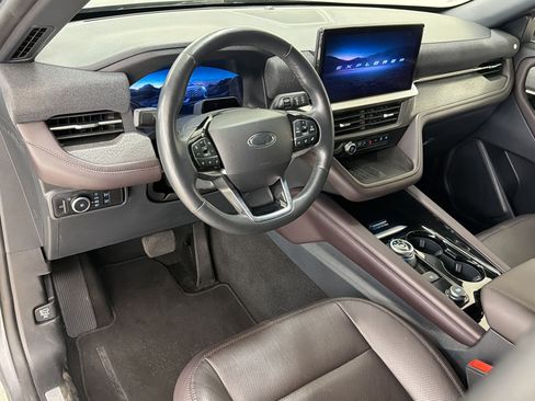 Certified 2025 Ford Explorer Platinum w/ LUX Leather Package AWD/4WD image 4
