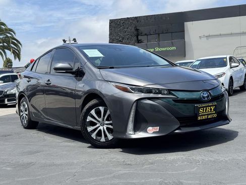 Used 2020 Toyota Prius Prime LE FWD image 2