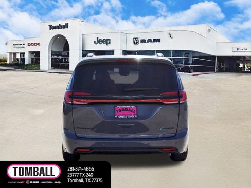 Used 2024 Chrysler Pacifica Premium image 6