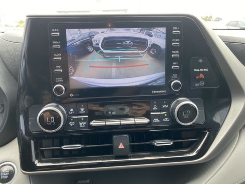 Used 2020 Toyota Highlander L FWD image 24