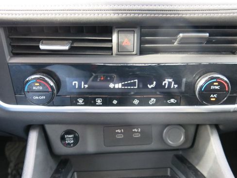 Used 2025 Nissan Rogue SV AWD/4WD image 27
