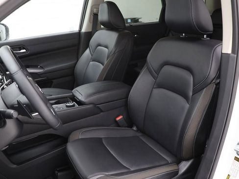 Used 2024 Nissan Pathfinder SL image 15