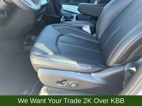 New 2026 Chrysler Pacifica Select image 8