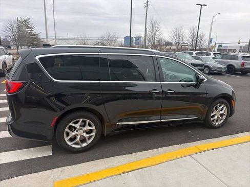 Used 2019 Chrysler Pacifica Touring-L Plus w/ Tire & Wheel Group image 28