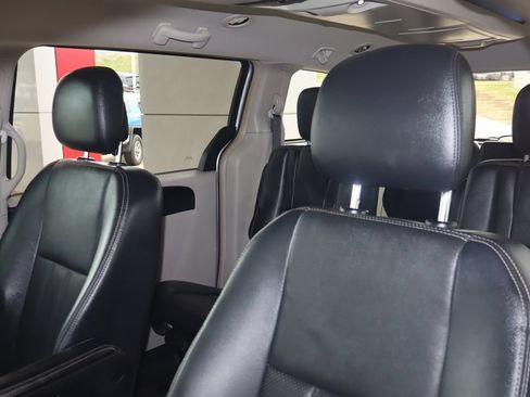 Used 2012 Chrysler Town & Country Touring w/ Entertainment Group #1 FWD image 17