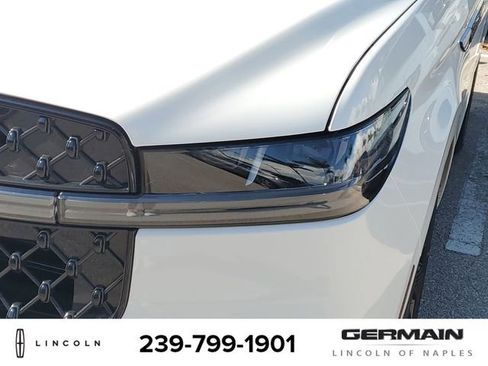 New 2026 Lincoln Navigator Reserve w/ Jet Appearance Package AWD/4WD image 14