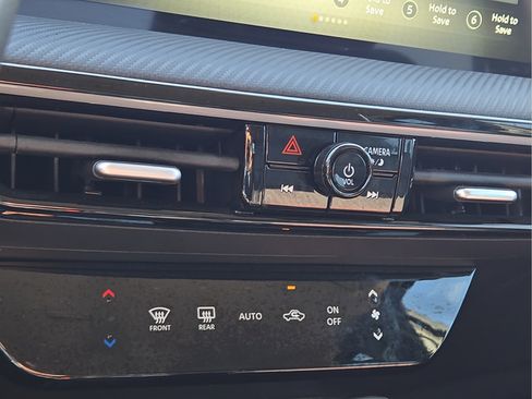 Used 2025 Nissan Kicks SR FWD image 13