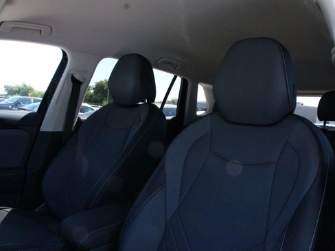 Certified 2025 Volkswagen Tiguan SE FWD image 10