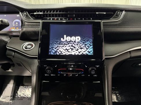 Used 2023 Jeep Grand Cherokee L Laredo image 14